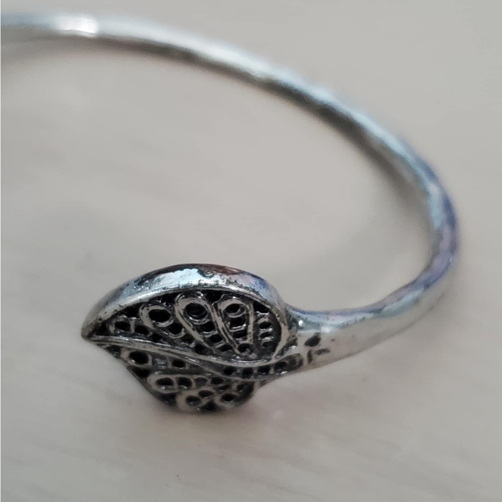 Lucky Brand Hammered Silver Tone Metal Scrolled Leaf Bangle! EUC - Picture 5 of 5